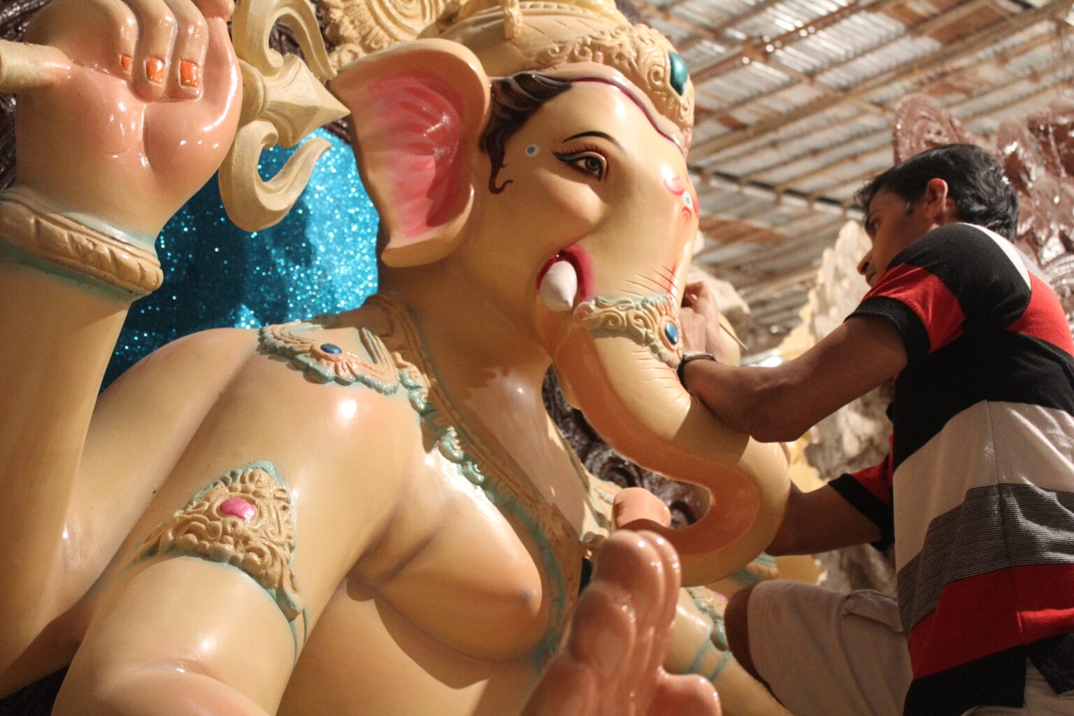 Painting Ganesh idol