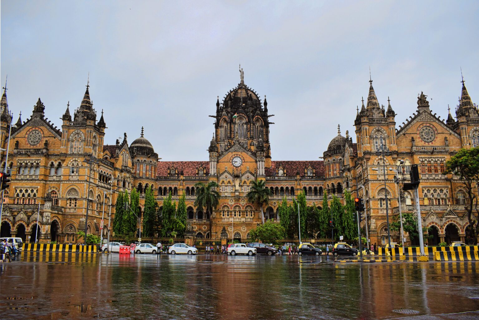 banner image for our blog - If Reality Tours Planned the Royal Visit to Mumbai