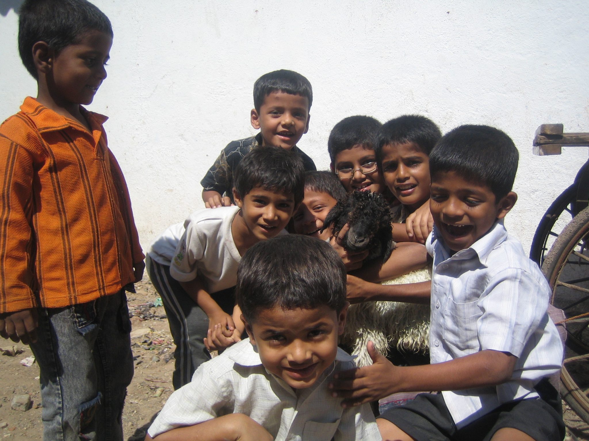 image of smiling children of Dharavi.