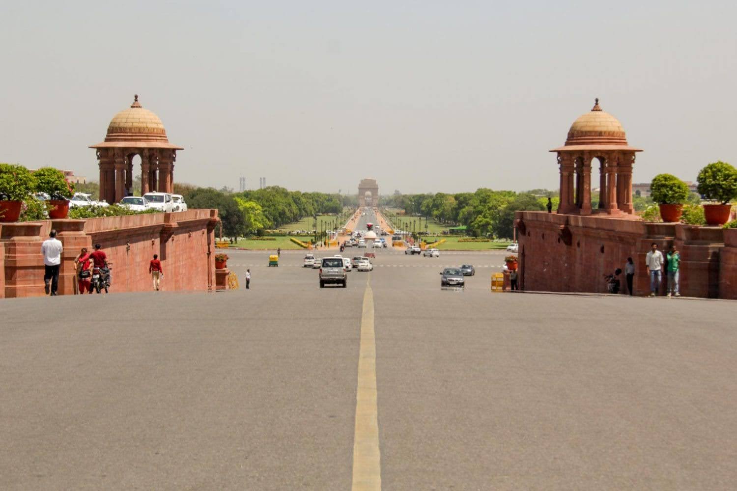 India Gate viewed from Rashtrapati Bhavan, symbolising Delhi’s history and grandeur, a highlight for first-time visitors on one day Delhi itinerary