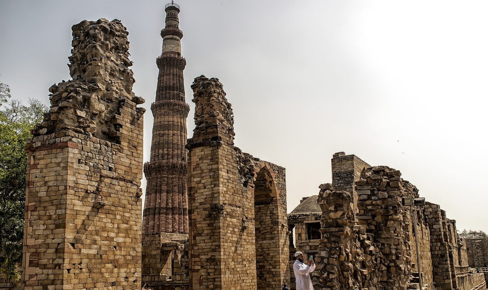 Qutub Minar, Delhi’s iconic 12th-century minaret and UNESCO World Heritage Site, a must-visit stop on a one-day Delhi itinerary.