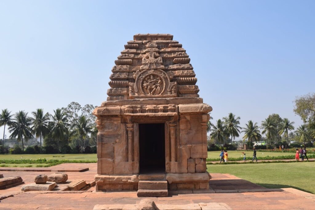 The image displays the Kadasiddeshwara Temple, a Hindu temple located in Pattadakal, Karnataka, India.